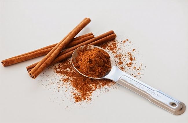 Cách trị mụn trứng cá từ thiên nhiên với bột quế và mật ong Cách trị mụn trứng cá từ thiên nhiên với bột quế và mật ong