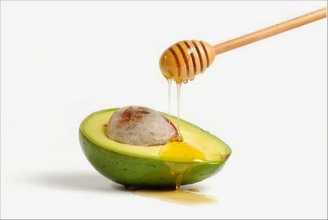 Đắp mặt nạ bơ và mật ong Đắp mặt nạ bơ và mật ong