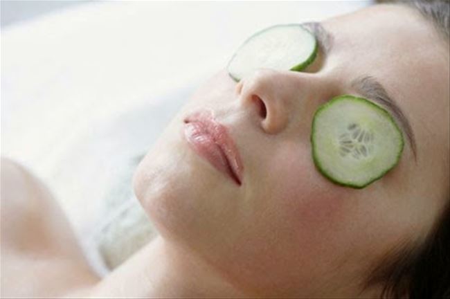 Làm trắng da mặt bằng dưa chuột Làm trắng da mặt bằng dưa chuột