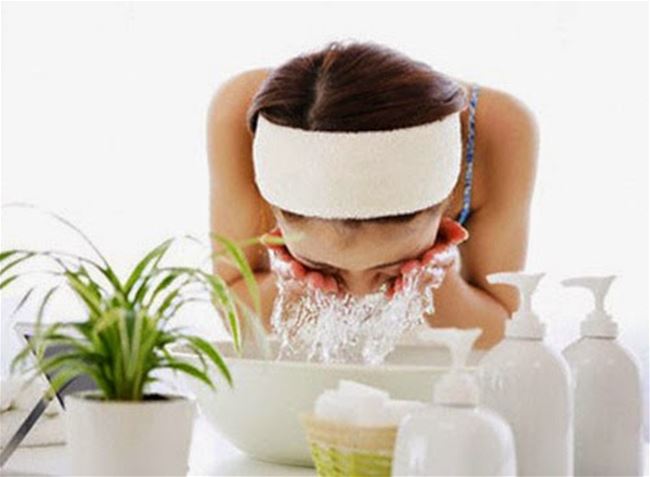 Làm trắng da mặt bằng nước vo gạo Làm trắng da mặt bằng nước vo gạo